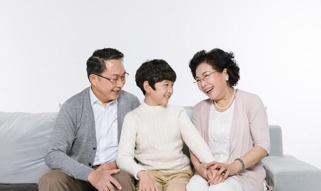 倚老卖老|奶奶抱熟睡孙女上公交，周围乘客熟视无睹，之后老人动作让人心酸