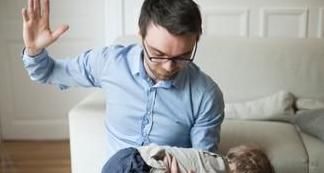  孩子的头|因为父亲的一个小动作，2岁宝宝就成为了植物人，大家一定要谨记