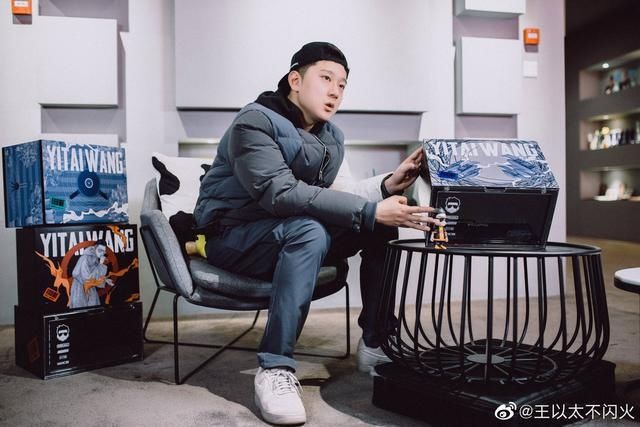 太装|说唱歌手又出事?王以太演出被观众喷脸,原因竟是“太装”