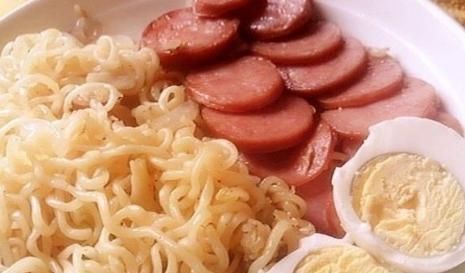 泡面|学生党最爱的5种泡面搭档,卤蛋香肠上榜,图2最经典,图5很魔幻