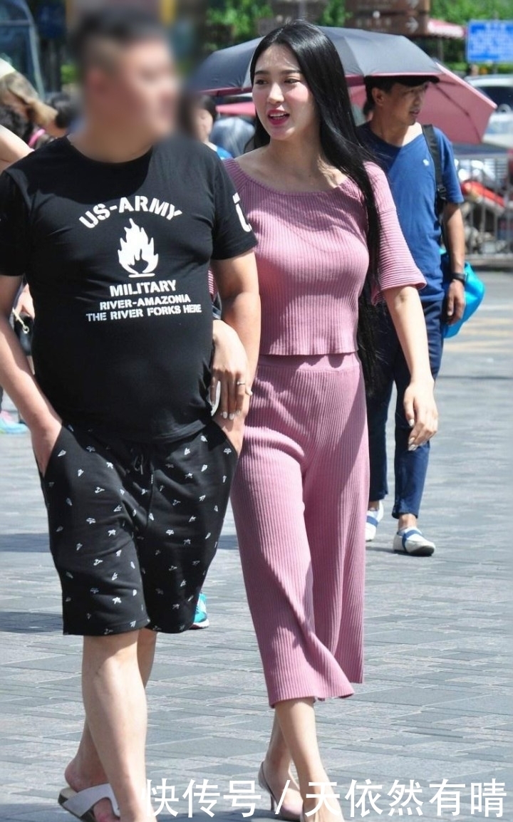 个性|她的上衣看起来很有个性!