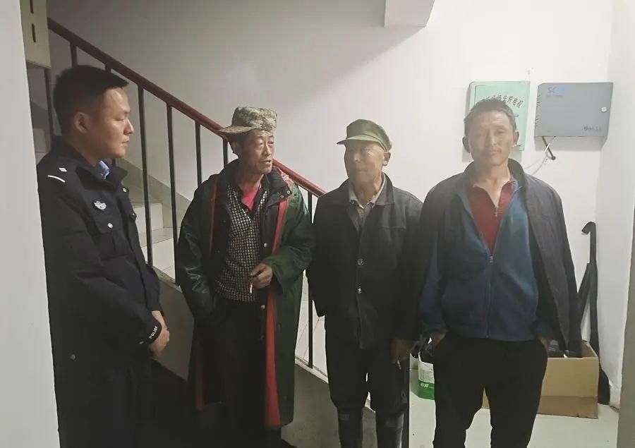  工作人员|宝兴一醉酒男子躺在别人家门口一动不动，民警卫生院工作人员立即前往救助！