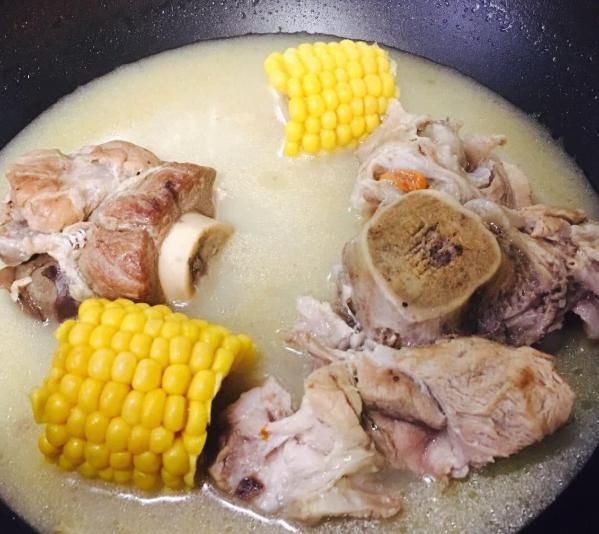  汤白味|炖骨头汤时，别直接倒水了，多加这一步，汤白味鲜嫩，上桌被抢光