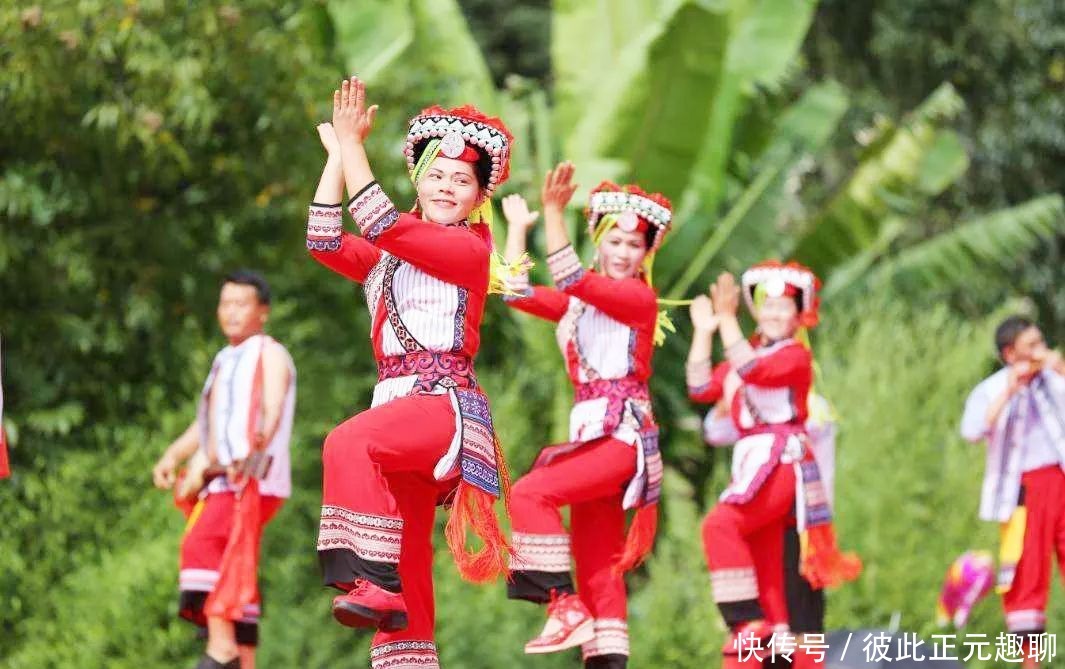 鞋垫|去彝族游玩要注意了，美女做这个动作不要接！不然后悔也没用
