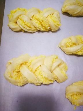  面包|松软香甜值得一试，炼乳椰蓉面包