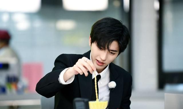  连放|《跑男8》节目组对蔡徐坤太照顾？先导片连放他4首歌，baby还会唱