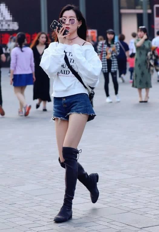 时尚|街拍:面带微笑的小姐姐,黄色卫衣配牛仔裤,青春靓丽气息