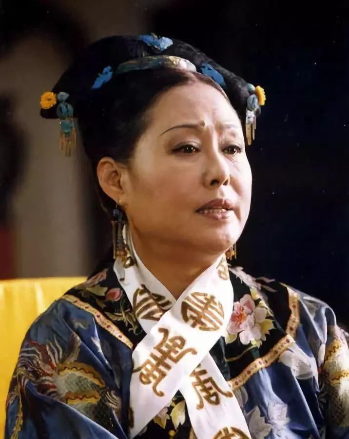  出门|70岁斯琴高娃曾遭8年家暴，如今出门靠轮椅