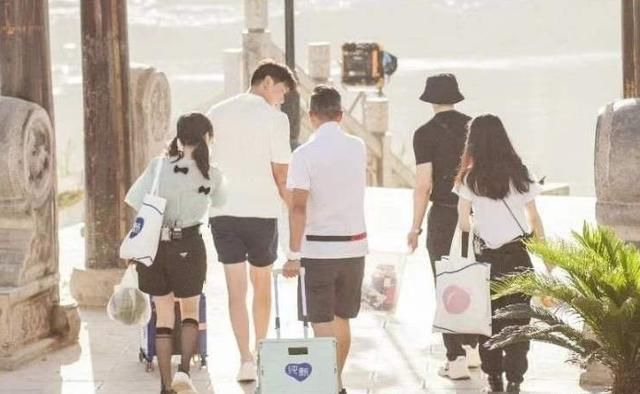  艺节目|仅两期《中餐厅》，就让赵丽颖塑造多年的“励志”人设碎了一地