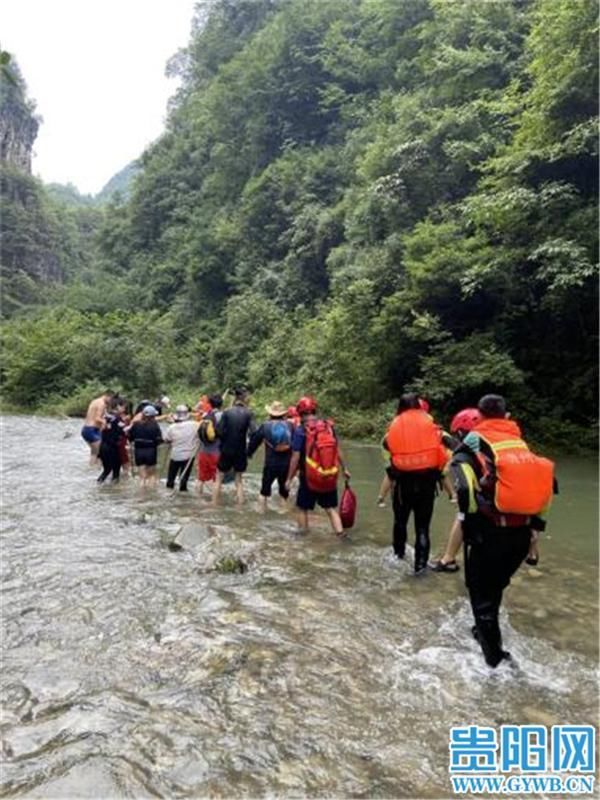 营地|河水暴涨淹没营地，20名驴友被困龙里深山6小时，幸得消防救援