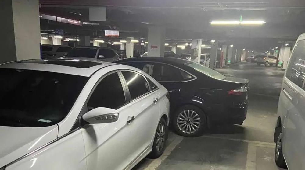 提心吊胆|网友：提心吊胆！人和路两边都划了停车位，骑电动车的很容易被撞...