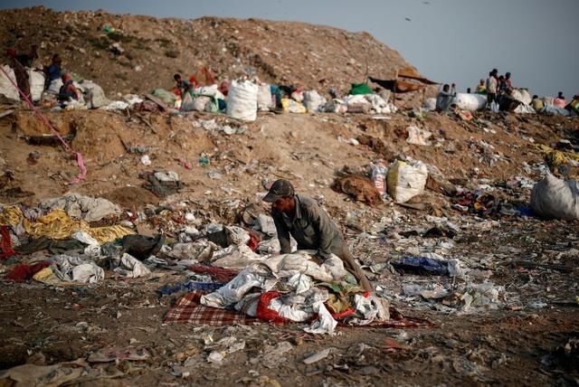  艰难|印度首都医疗废弃物暴增成患 拾荒者冒着染疫风险艰难求生