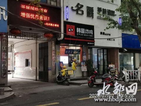  敲门|外卖车辆随意乱停放 城管敲门来提醒