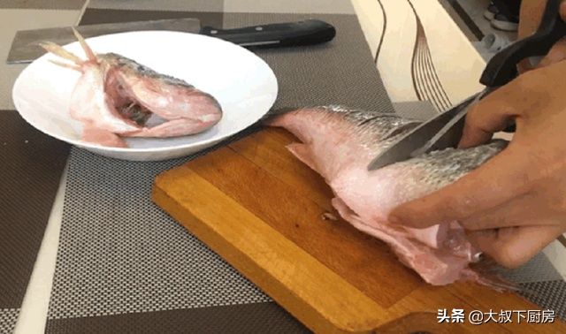 简单|喜欢吃鱼吗?大叔教你清蒸鲈鱼,口感鲜嫩,简单易学,家人喜欢
