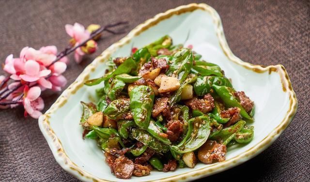  鲜嫩|不管炒什么肉，都不能直接下锅，记住几个小技巧，肉更鲜嫩不粘锅