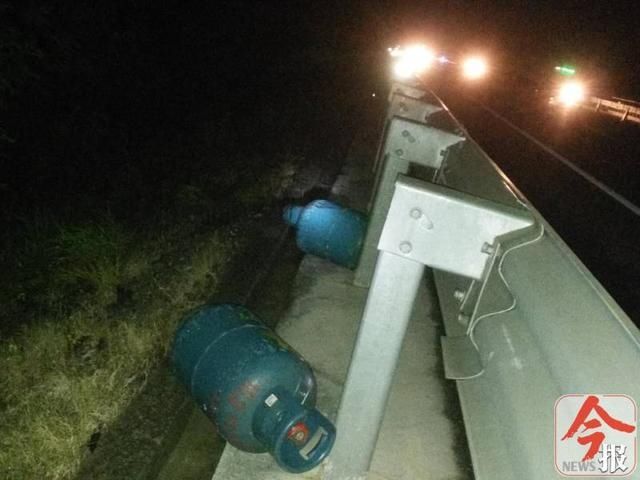  爆胎|面包车在广西高速上爆胎侧翻 车上竟装47个煤气罐
