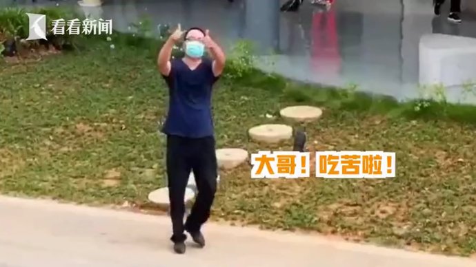 游客|“前面有坑，真的有坑，我帮你盯着呢！”