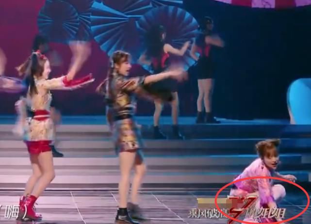  扇子|金莎表演时扇子连掉两次，谁注意张雨绮救场反应？难怪一直那么火