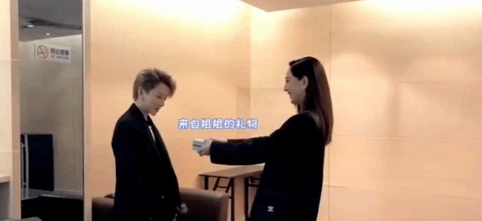  这位|THE9团综：郑希怡追星成功，看到这位重量级姐姐，网友直呼有排场