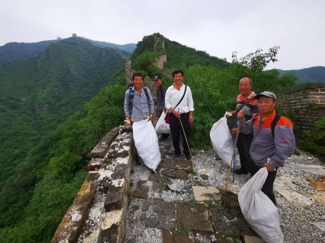  年轻人|他们给长城清垃圾，两侧常是峭壁！“年轻人干不了”
