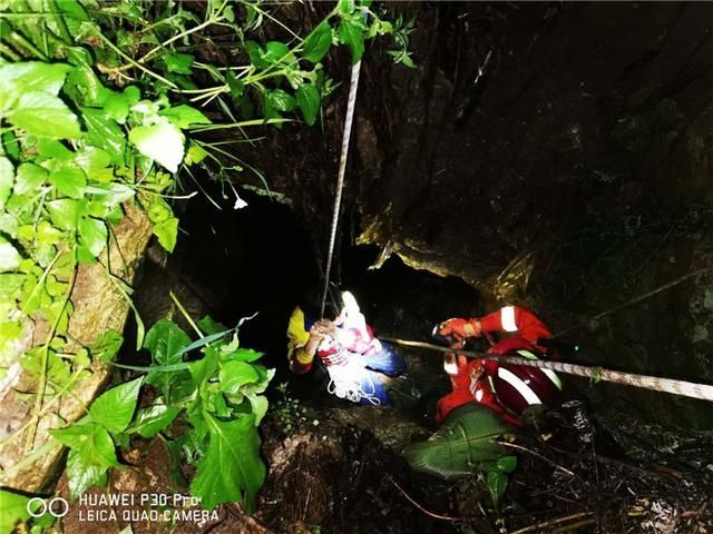  成功|普安男孩不慎坠落20米“天坑”消防员“从天而降”成功救上