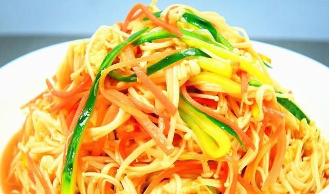  金针菇|金针菇加鸡蛋没想到这么好吃！鲜香十足下酒下饭，难怪家人都喜欢