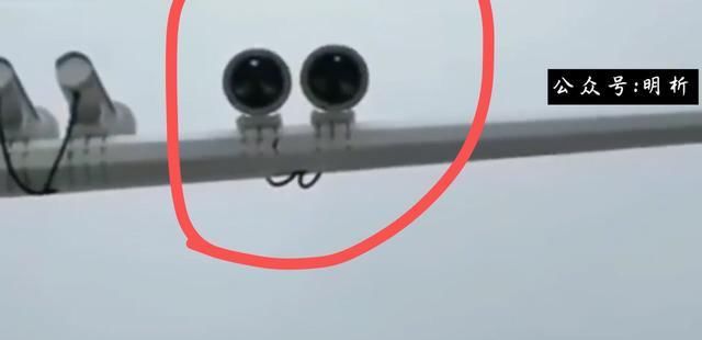  小鸟|公路横杆上“蹲”着的一排“小鸟”都是管什么的？