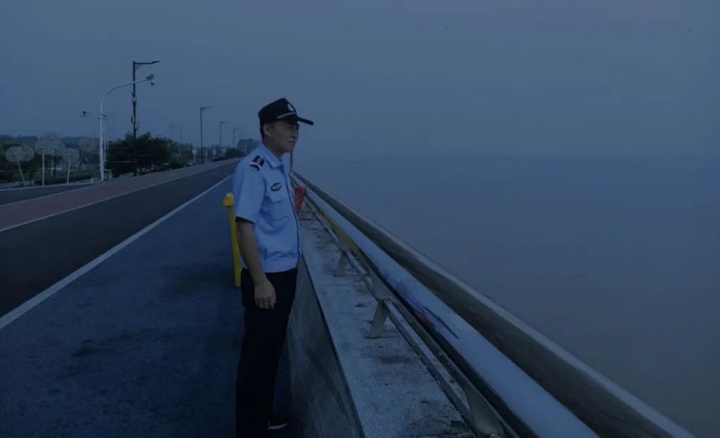 尾随|钱塘新区一男子一路“尾随”女孩，最后竟然救她一命？！