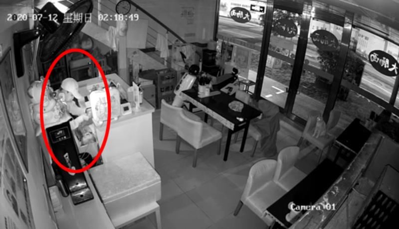 嚣张|小偷夜闯打烊面馆，得手后还和看店猫咪嚣张互动……