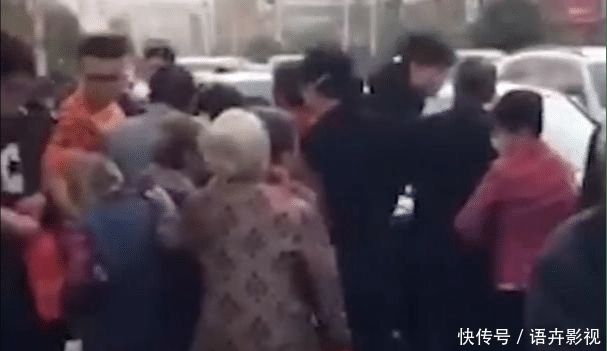 围堵|老人成群结队围堵婚车，不给红包不让走，知情人：有组织有预谋！