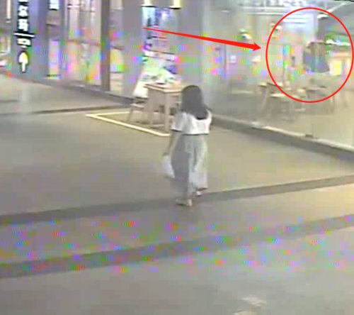 走上|女子在商场“顺”走上万财物,警方在她的业主群喊话