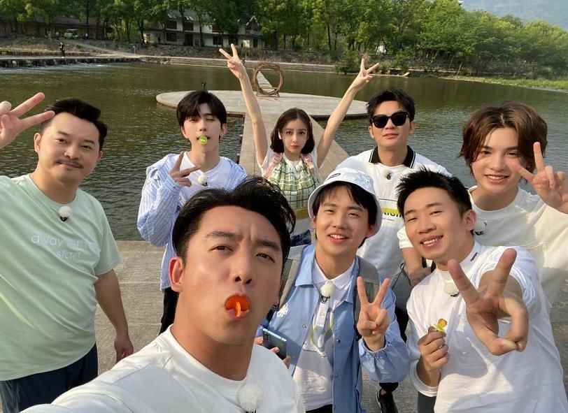  位置|跑男收官大合影，吴宣仪娜比坐一边儿，看baby的位置，太幸福了吧！