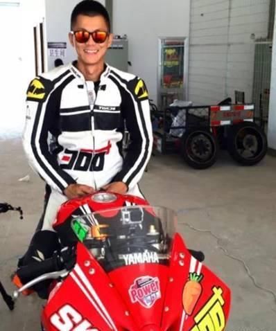 胡通明|王一博摔车事故持续发酵,惹怒其他赛车手,扬言让王一博退圈