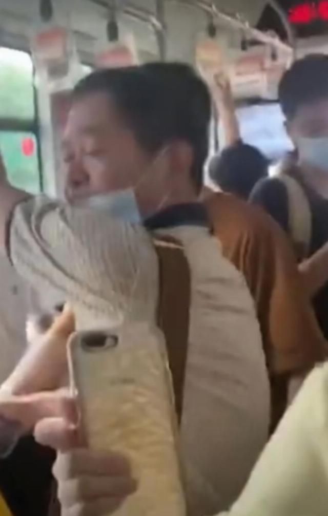 公交车|公交车上因为不让座就被殴打辱骂，是坏人变老了还是老人变坏了？