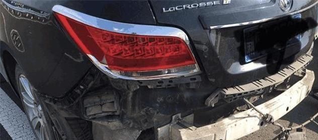  现场|马自达CX4在别克君上，现场拆除看缝隙，防撞梁是假的