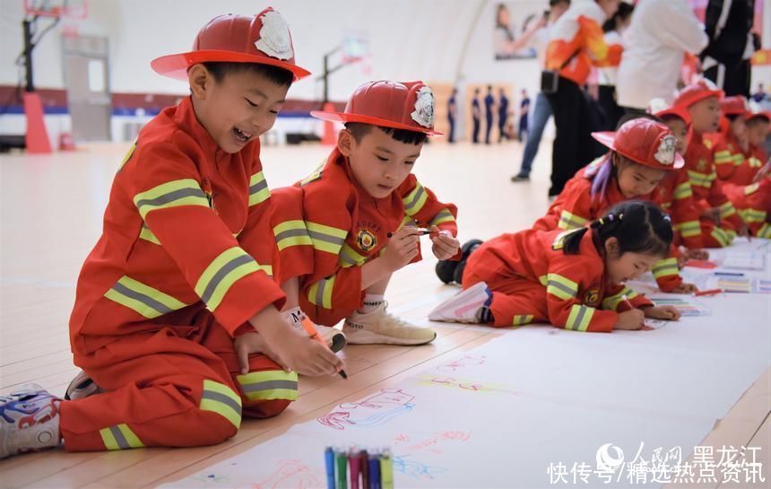 消防队儿童体验的项目哈尔滨(走进消防队 哈尔滨萌娃体验不一样的“六一”)