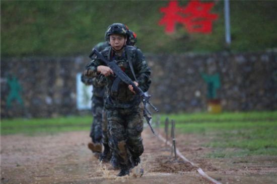 实弹射击|武警官兵雨中进行实弹射击考核