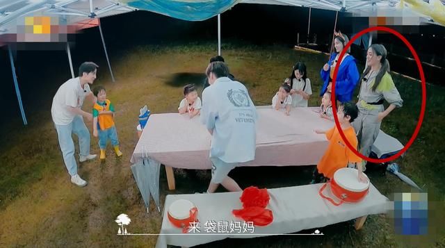  衣服|张新成摔倒弄脏衣服，看到谢可寅的本能反应，这姑娘真的太贴心了