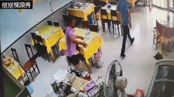  菜刀|惊险！顾客拿菜刀打架，女老板徒手夺刀！