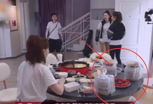 桌上|《浪姐》张萌吃火锅,谁注意桌上的火锅配菜?暴露节目组待遇