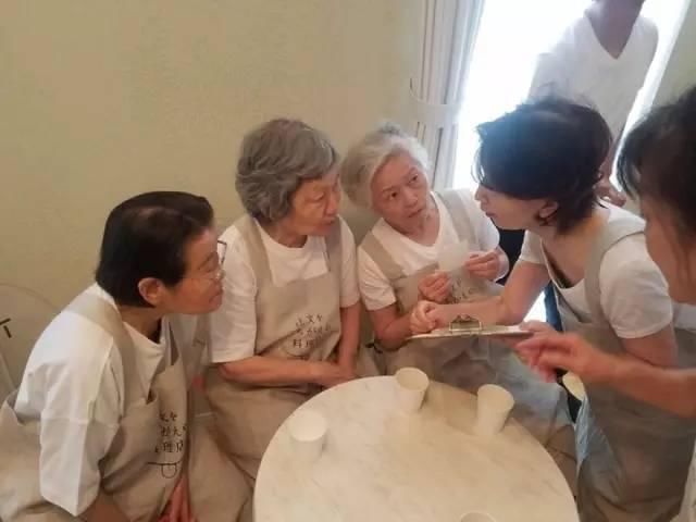 老奶奶|这家餐厅服务员是6个老奶奶,天天上错菜,却让人来了都不想走…