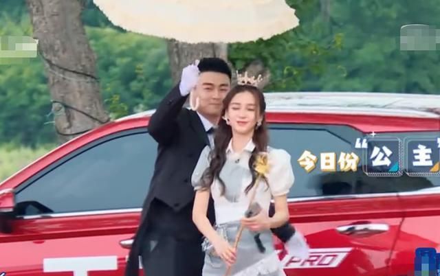 公主|baby“公主”扮相出场,原相机扫过她身材,无P图的腿型很真实