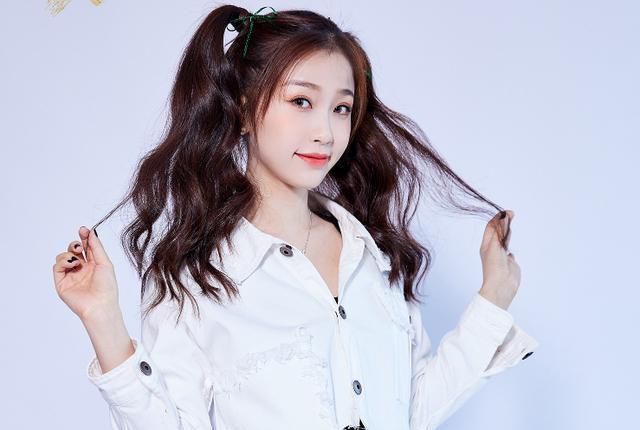  拍照的时|THE9综艺节目单人照，其他妹妹一脸高冷，只有这位成员在甜甜地笑