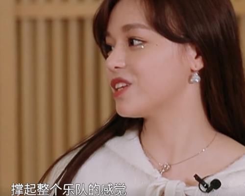 黄霄云|华晨宇用一把吉他完成表演,谁注意黄霄云的评价真懂还是假懂