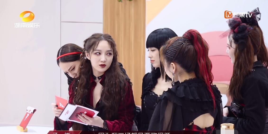 淘汰|继沈梦辰后,孟佳淘汰再迎送行“盛况”,张含韵失约不够厚道?