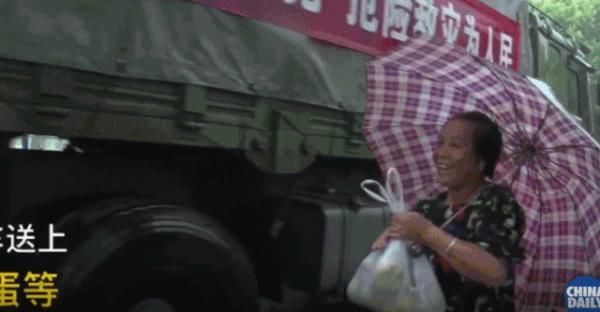 中国|泪目！冒雨送熟鸡蛋，这场面可以说是“中国特产”了