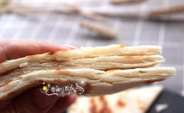  烙饼|烙饼层次分明外酥里软，大厨：多＂1步＂妥妥的，可惜好多人不知道