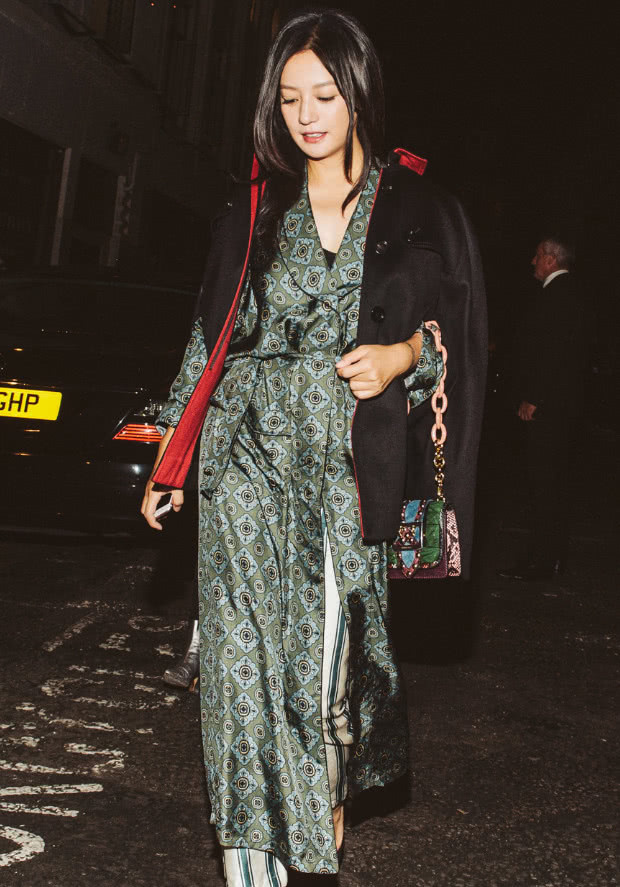 赵薇|赵薇心真大，这样穿显老10岁不止，这是穿着睡衣就出门的节奏！