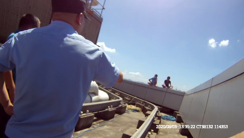  墙沿|32楼两位女子坐在墙沿，烈日下不断喝水与民警僵持，嘴里念念有词：再过来我就跳下去
