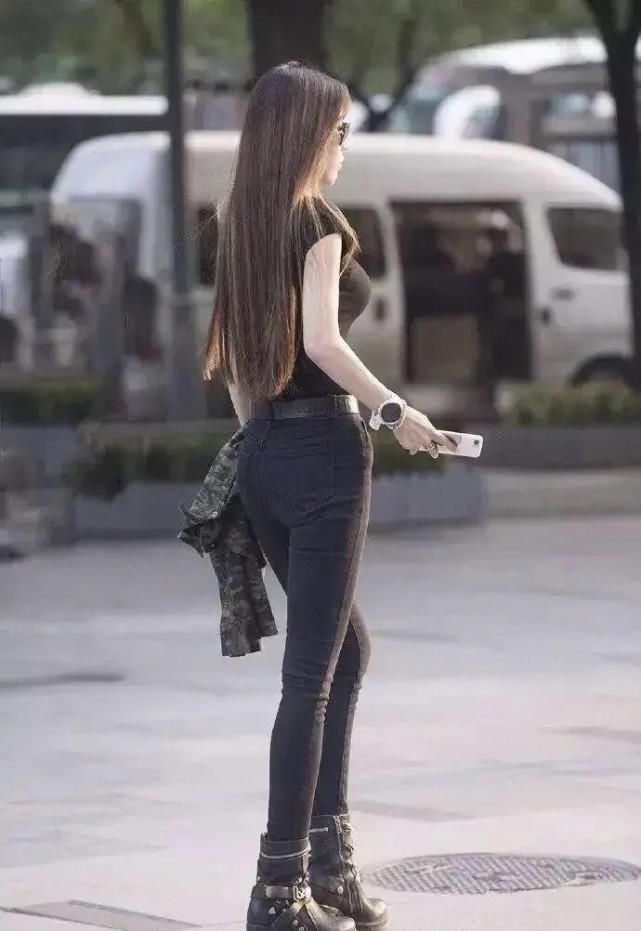  牛仔裤|又来了一种新穿法，“牛仔裤+半筒靴”，“燃爆”了各地街头！